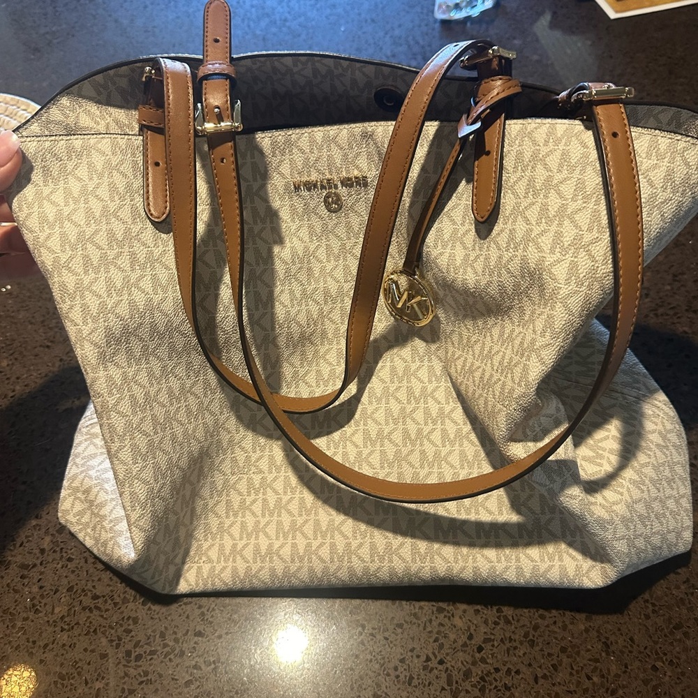 MK purse light beige in grey condition